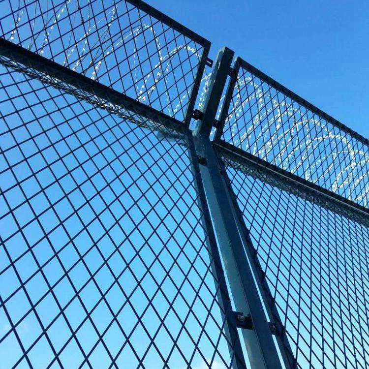 山東監獄刀刺隔離鋼網墻的組成圖片3