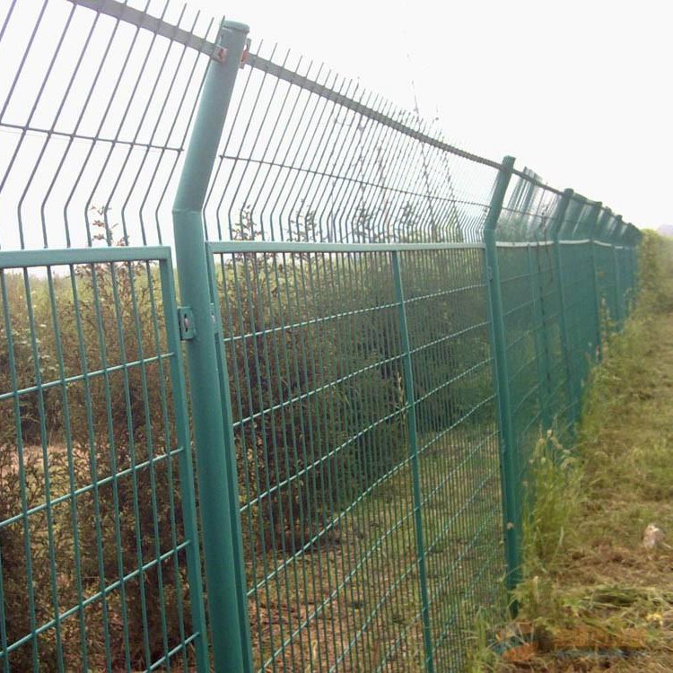 山西2米高果園綠色圍欄安裝完畢圖片4 山西2米高果園綠色圍欄安裝完畢圖片4