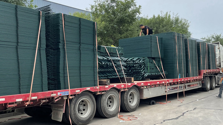 發(fā)貨機(jī)場隔離圍網(wǎng)18631858321 發(fā)貨機(jī)場隔離圍網(wǎng)18631858321