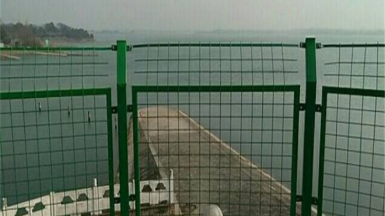 防攀爬隔離網(wǎng)護(hù)欄18631858321 防攀爬隔離網(wǎng)護(hù)欄18631858321