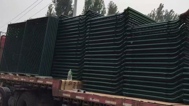 學(xué)校球場圍欄發(fā)貨18631858321 學(xué)校球場圍欄發(fā)貨18631858321