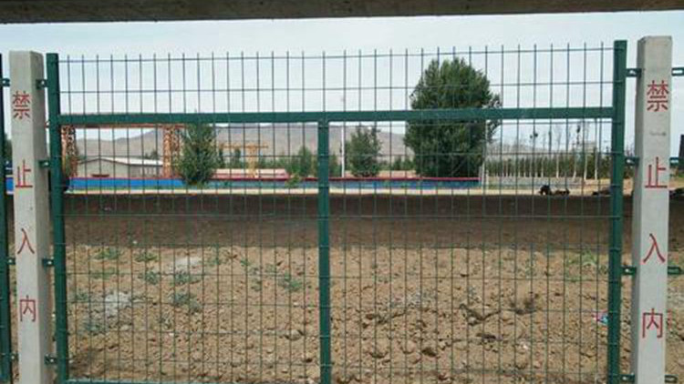 水泥柱鐵路防護網18631858321 水泥柱鐵路防護網18631858321