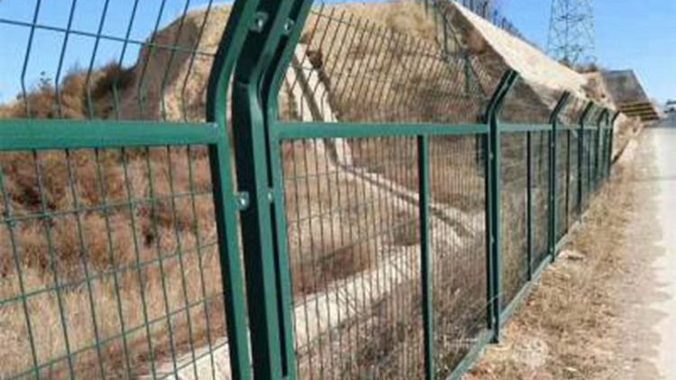 浸塑鐵路護欄網18631858321