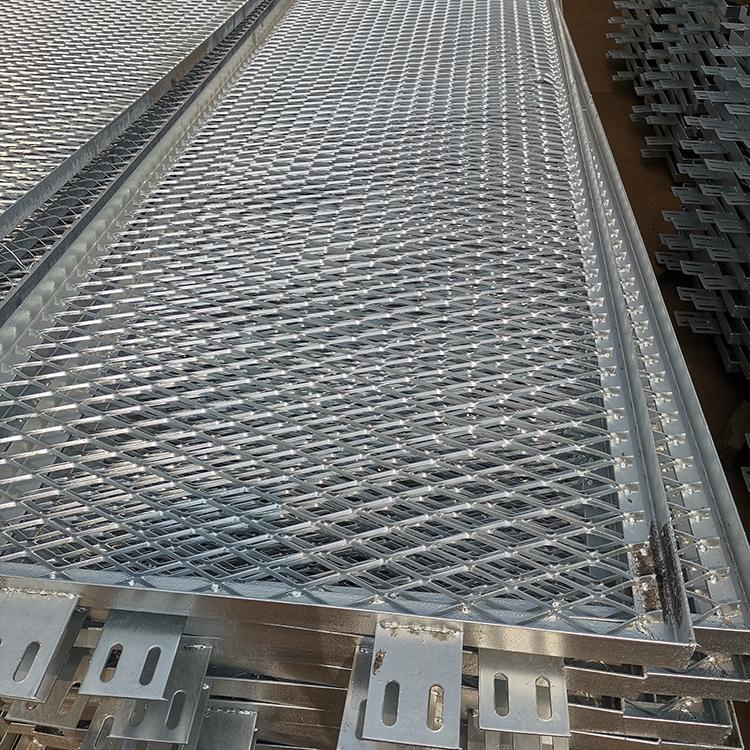 熱鍍鋅菱形孔護欄圖片2 熱鍍鋅菱形孔護欄圖片2