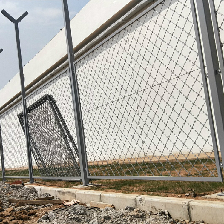 焊接刀片護(hù)欄網(wǎng)圖片2 焊接刀片護(hù)欄網(wǎng)圖片2