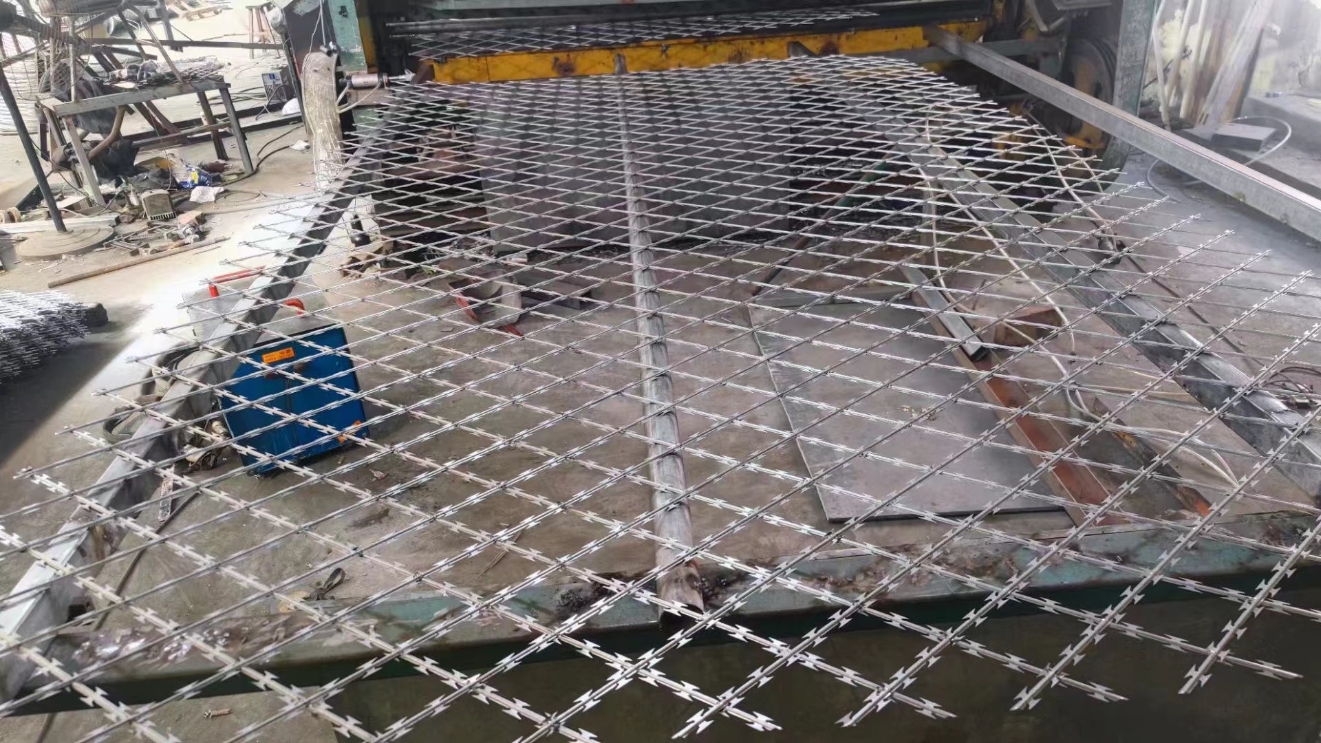 焊接刀片護(hù)欄網(wǎng)圖片3 焊接刀片護(hù)欄網(wǎng)圖片3